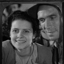 Ladri di biciclette: Lianella Carell e Lamberto Maggiorani in una scena del film