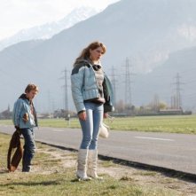 Léa Seydoux in una scena de L'enfant d'en haut insieme al piccolo Kacey Mottet Klein