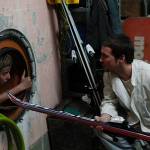 Martin Compston in una scena de L'enfant d'en haut insieme al piccolo Kacey Mottet Klein