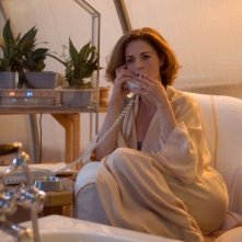 Sleeping Around: l'affascinante Anna Galiena in una scena del film