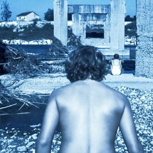 Una suggestiva immagine tratta dal film Sleeping Around