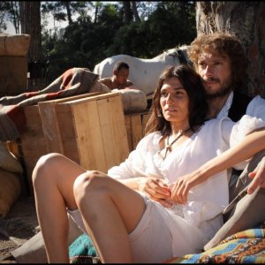 Valeria Solarino e Giorgio Pasotti in una scena sentimentale della miniserie di Rai Uno, Anita