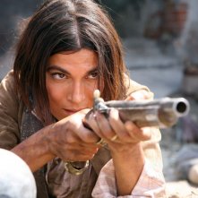 Valeria Solarino fucile in spalla in una scena della miniserie di Rai Uno, Anita