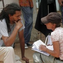 Alain Gomis sul set del suo film Aujourd'hui discute di una scena con una sua assistente