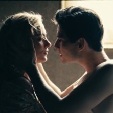 Ben Barnes e Nora Arnezeder in un'immagine intima di The Words