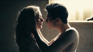 Ben Barnes e Nora Arnezeder in un'immagine intima di The Words