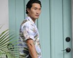 Daniel Dae Kim su e giù per Honolulu