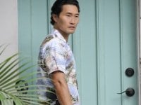 Daniel Dae Kim su e giù per Honolulu