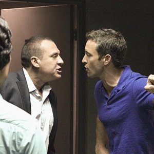 Hawaii Five-0: Alex O'Loughlin, Daniel Dae Kim e Tom Sizemore in una scena dell'episodio Ma'ema'e