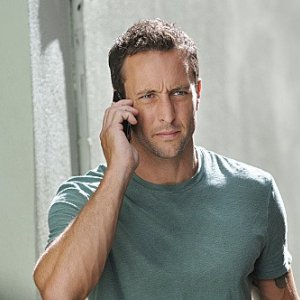 Hawaii Five-0: Alex O'Loughlin in una scena dell'episodio Puʻolo