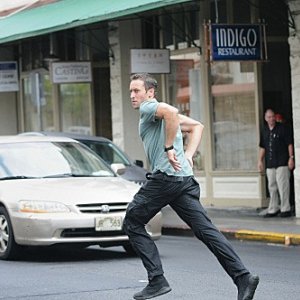 Hawaii Five-0: Alex O'Loughlin nell'episodio Puʻolo