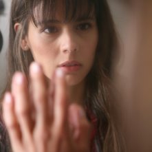 La verità nascosta: la protagonista Martina Garcìa in una scena del film davanti allo specchio