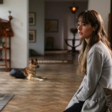 La verità nascosta: Martina Garcìa in una scena del film insieme al suo cane