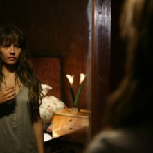 La verità nascosta: Martina Garcìa si specchia in una scena del film