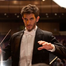 La verità nascosta: Quim Gutiérrez è Adrián, giovane direttore d'orchestra alle prese con la misteriosa scomparsa della sua ragazza