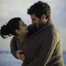 La verità nascosta: Quim Gutiérrez e Clara Lago si abbracciano sorridenti in una scena del film