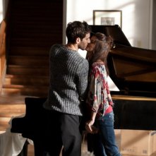 La verità nascosta: Quim Gutiérrez e Clara Lago si baciano in una scena del film