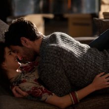 La verità nascosta: Quim Gutiérrez e Clara Lago si scambiano effusioni in una scena del film