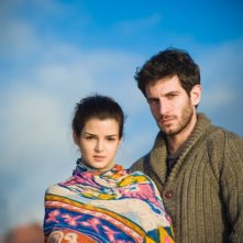 La verità nascosta: Quim Gutiérrez insieme a Clara Lago in una foto promozionale