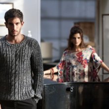 La verità nascosta: Quim Gutiérrez insieme a Clara Lago in una foto promozionale del film