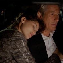 Richard Gere insieme a Laetitia Casta in una scena di Arbitrage