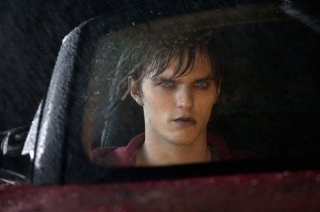 Anche gli zombie vanno in macchina: Nicholas Hoult in una scena di Warm Bodies