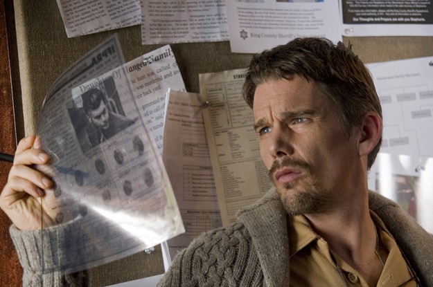 Ethan Hawke al lavoro porta avanti le sue ricerche in Sinister