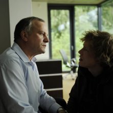 Jacob Matschenz con Bernhard Schütz nel film Das System