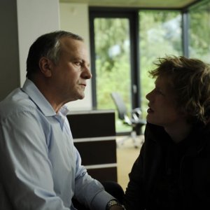 Jacob Matschenz con Bernhard Schütz nel film Das System