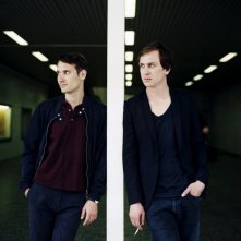 Lars Eidinger in una scena del film Home for the Weekend insieme a Sebastian Zimmler