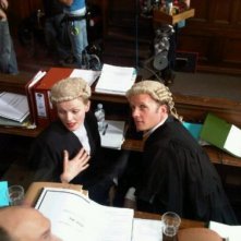 Maxine Peake e Rupert Penry Jones sul set della serie britannica Silk