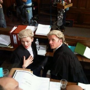 Maxine Peake e Rupert Penry Jones sul set della serie britannica Silk