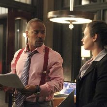 Scandal: Columbus Short e Katie Lowes in una scena del pilot