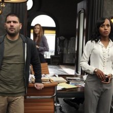 Scandal: Guillermo Diaz e Kerry Washington in una scena del pilot