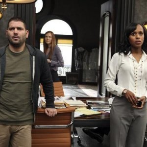 Scandal: Guillermo Diaz e Kerry Washington in una scena del pilot