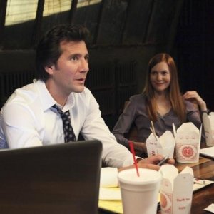 Scandal: Henry Ian Cusick e Darby Stanchfield in una scena del pilot