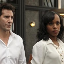 Scandal: Henry Ian Cusick e Kerry Washington in una scena del pilot