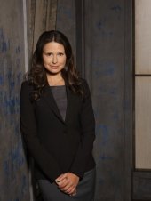 Scandal: Katie Lowes è Quinn Perkins in una foto promozionale della serie