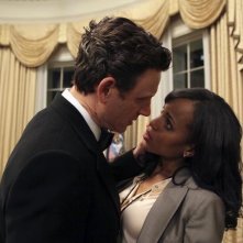 Scandal: Tony Goldwyn e Kerry Washington in una scena del pilot
