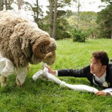 Tre uomini e una pecora: Tim Draxl insieme all'ariete Ramsy in una scena del film