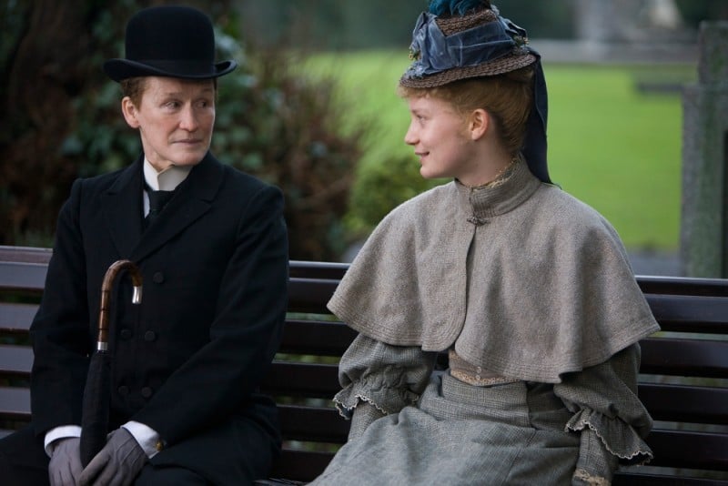 Albert Nobbs: Glenn Close e Mia Wasikowska in una scena del film si rilassano su una panchina