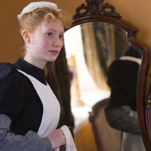 Albert Nobbs: Mia Wasikowska nei panni della cameriera Helen in una scena del film