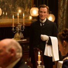 Glenn Close è il maggiordomo Albert Nobbs che da il titolo al film