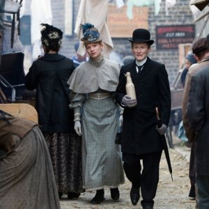 Glenn Close in una scena di Albert Nobbs passeggia con Mia Wasikowska