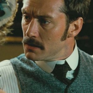 Jude Law in una scena di Sherlock Holmes: Gioco di ombre