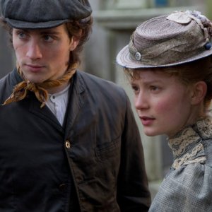 Mia Wasikowska con Aaron Johnson in una scena di Albert Nobbs