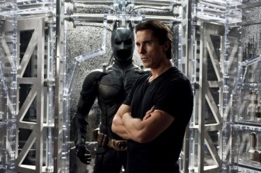 Christian Bale davanti al costume di Batman in una scena di Il cavaliere oscuro - Il ritorno
