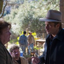 Justified: Margo Martindale e Timothy Olyphant nell'episodio For Blood or Money