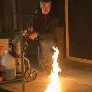 Justified: Timothy Olyphant in un momento dell'episodio Debts and Accounts