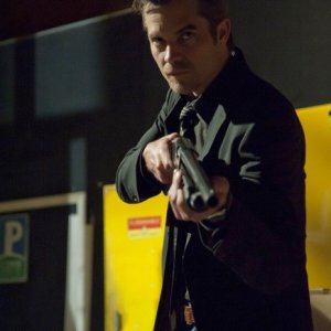 Justified: Timothy Olyphant in una scena dell'episodio Debts and Accounts